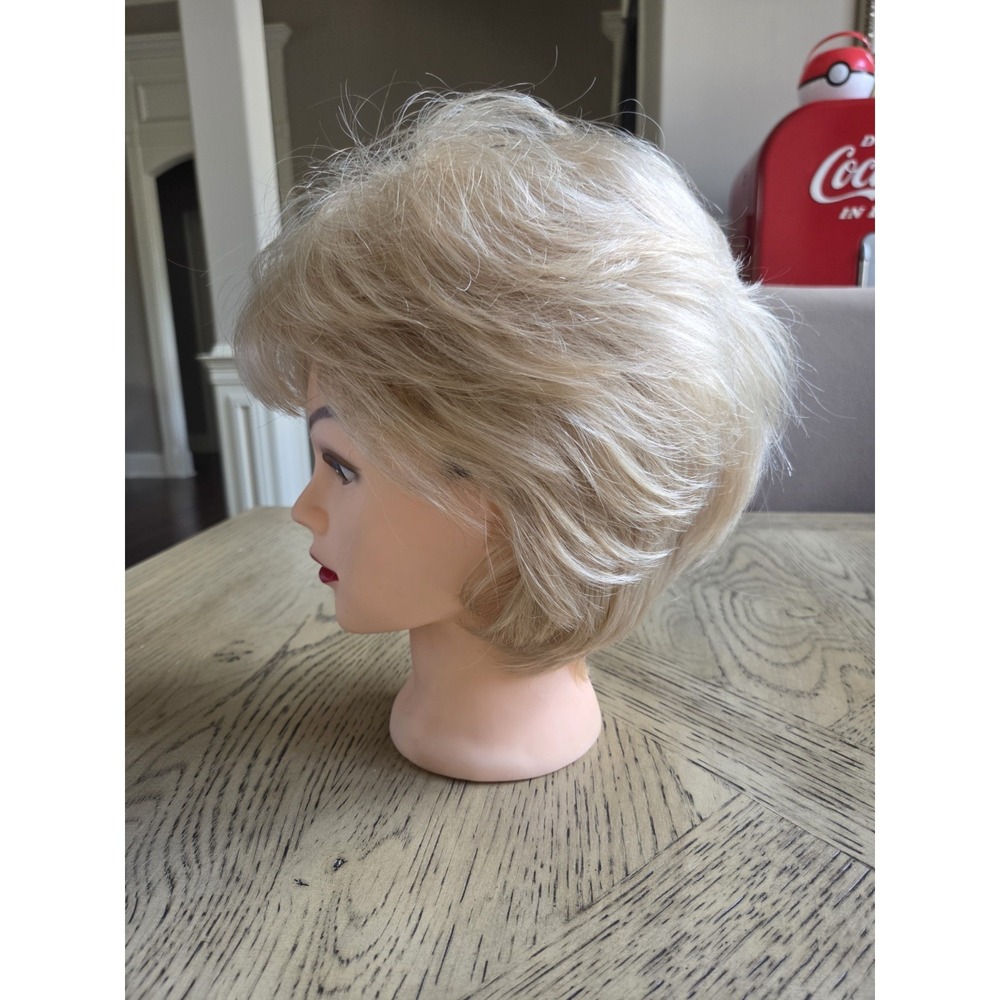 Emmor Blonde Wig for Women Natural Cut Wig Daily Hair 18/613 Layered Wig - Picture 10 of 14